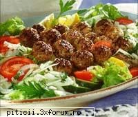 1/2 kg carne tocata de vita
1 cana de apa, lapte sau si piper dupa gust pesmetul, apa, smantana sau